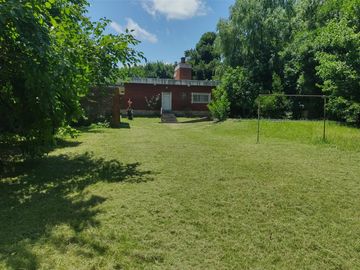 SE VENDE CASAQUINTA  SOBRE LOTE DE 3700M2 EN DIQUE LUJAN