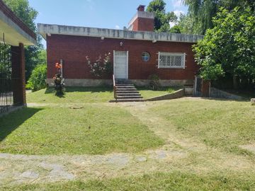 SE VENDE CASAQUINTA  SOBRE LOTE DE 3700M2 EN DIQUE LUJAN