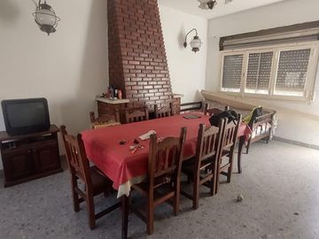 SE VENDE CASAQUINTA  SOBRE LOTE DE 3700M2 EN DIQUE LUJAN