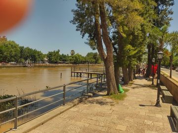 SE VENDE CASAQUINTA  SOBRE LOTE DE 3700M2 EN DIQUE LUJAN