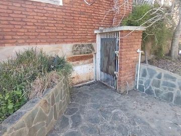 SE VENDE CASAQUINTA  SOBRE LOTE DE 3700M2 EN DIQUE LUJAN