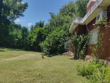 SE VENDE CASAQUINTA  SOBRE LOTE DE 3700M2 EN DIQUE LUJAN