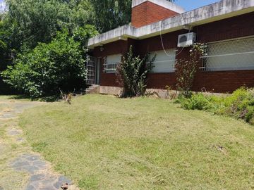 SE VENDE CASAQUINTA  SOBRE LOTE DE 3700M2 EN DIQUE LUJAN
