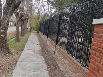 SE VENDE CASAQUINTA  SOBRE LOTE DE 3700M2 EN DIQUE LUJAN