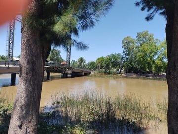 SE VENDE CASAQUINTA  SOBRE LOTE DE 3700M2 EN DIQUE LUJAN