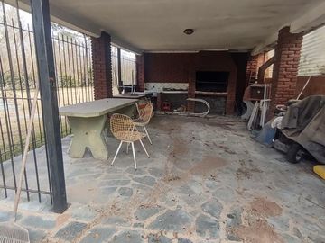 SE VENDE CASAQUINTA  SOBRE LOTE DE 3700M2 EN DIQUE LUJAN