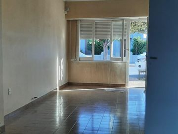 SE VENDE CASA de 3 HABITACIONES en LAMADRID 200