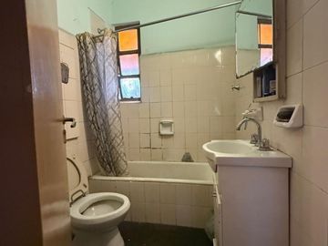 Oportunidad,Depto de 3 amplios ambientes + Dependencia