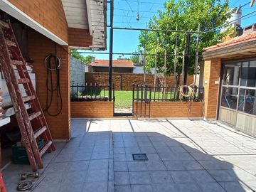 VENTA CASA+ LOCAL+2 DPTOS IDEAL INVERSOR. LANUS