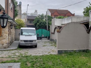 2 Propiedades unidas con Lotes de 12,07 x 24,05 y 9,02 x 24,06. Ideal Uso Comercial y Vivienda