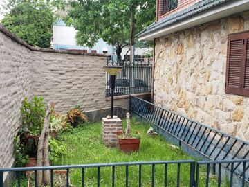 2 Propiedades unidas con Lotes de 12,07 x 24,05 y 9,02 x 24,06. Ideal Uso Comercial y Vivienda