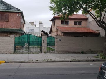 2 Propiedades unidas con Lotes de 12,07 x 24,05 y 9,02 x 24,06. Ideal Uso Comercial y Vivienda