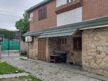 2 Propiedades unidas con Lotes de 12,07 x 24,05 y 9,02 x 24,06. Ideal Uso Comercial y Vivienda