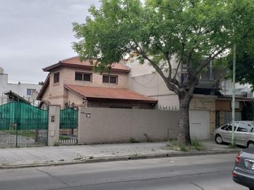 2 Propiedades unidas con Lotes de 12,07 x 24,05 y 9,02 x 24,06. Ideal Uso Comercial y Vivienda