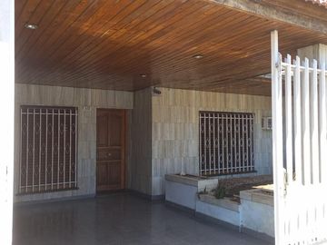 CASA 4 AMBIENTES GARAGE FONDO LIBRE PILETA EXCELENTE ESTADO