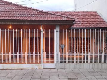 CASA 4 AMBIENTES GARAGE FONDO LIBRE PILETA EXCELENTE ESTADO