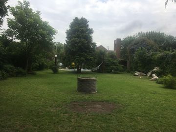 CASA QUINTA CON PISCINA , FONDO PARQUIZADO, PARRILLA, SAUNA