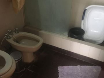 CASA QUINTA CON PISCINA , FONDO PARQUIZADO, PARRILLA, SAUNA