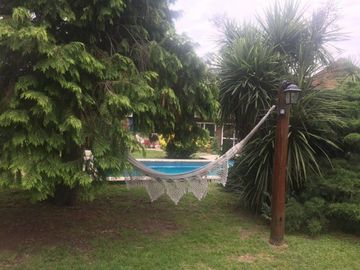 CASA QUINTA CON PISCINA , FONDO PARQUIZADO, PARRILLA, SAUNA