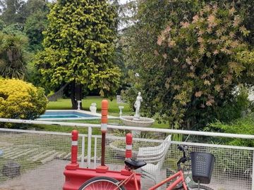 CASA QUINTA CON PISCINA , FONDO PARQUIZADO, PARRILLA, SAUNA