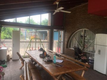 CASA QUINTA CON PISCINA , FONDO PARQUIZADO, PARRILLA, SAUNA