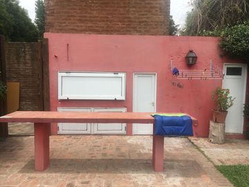 CASA QUINTA CON PISCINA , FONDO PARQUIZADO, PARRILLA, SAUNA