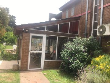 CASA QUINTA CON PISCINA , FONDO PARQUIZADO, PARRILLA, SAUNA