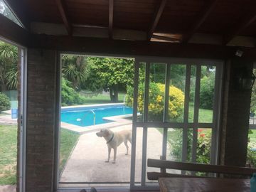 CASA QUINTA CON PISCINA , FONDO PARQUIZADO, PARRILLA, SAUNA