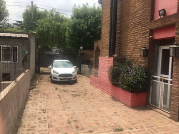 CASA QUINTA CON PISCINA , FONDO PARQUIZADO, PARRILLA, SAUNA