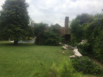 CASA QUINTA CON PISCINA , FONDO PARQUIZADO, PARRILLA, SAUNA