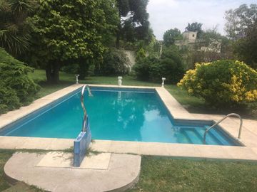CASA QUINTA CON PISCINA , FONDO PARQUIZADO, PARRILLA, SAUNA