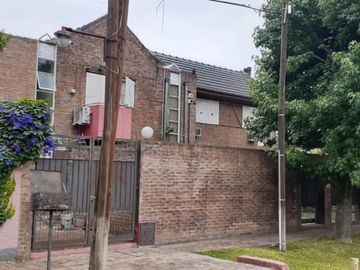 CASA QUINTA CON PISCINA , FONDO PARQUIZADO, PARRILLA, SAUNA