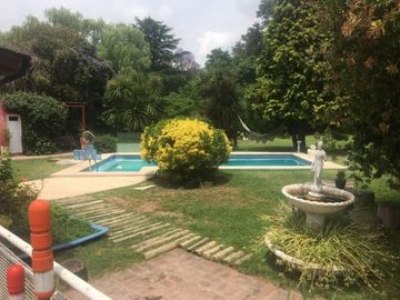 CASA QUINTA CON PISCINA , FONDO PARQUIZADO, PARRILLA, SAUNA