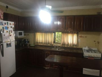 CASA QUINTA CON PISCINA , FONDO PARQUIZADO, PARRILLA, SAUNA