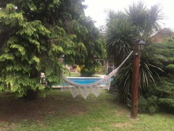 CASA QUINTA CON PISCINA , FONDO PARQUIZADO, PARRILLA, SAUNA