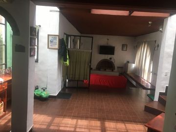 CASA QUINTA CON PISCINA , FONDO PARQUIZADO, PARRILLA, SAUNA