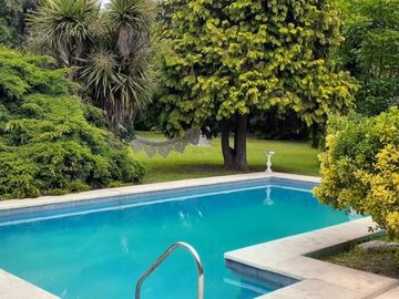 CASA QUINTA CON PISCINA , FONDO PARQUIZADO, PARRILLA, SAUNA