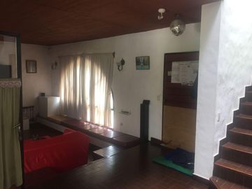 CASA QUINTA CON PISCINA , FONDO PARQUIZADO, PARRILLA, SAUNA