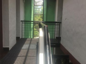 CASA QUINTA CON PISCINA , FONDO PARQUIZADO, PARRILLA, SAUNA