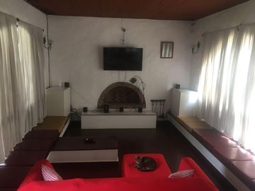 CASA QUINTA CON PISCINA , FONDO PARQUIZADO, PARRILLA, SAUNA