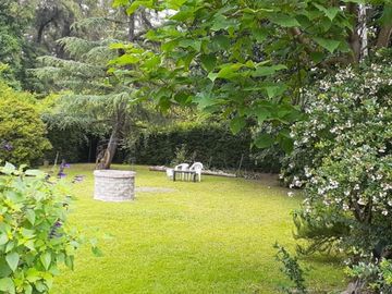 CASA QUINTA CON PISCINA , FONDO PARQUIZADO, PARRILLA, SAUNA