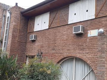 CASA QUINTA CON PISCINA , FONDO PARQUIZADO, PARRILLA, SAUNA