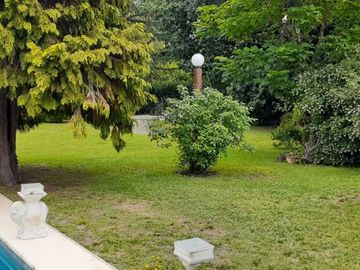 CASA QUINTA CON PISCINA , FONDO PARQUIZADO, PARRILLA, SAUNA