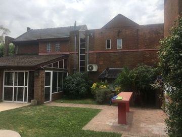 CASA QUINTA CON PISCINA , FONDO PARQUIZADO, PARRILLA, SAUNA