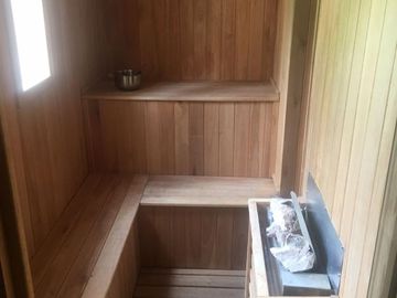 CASA QUINTA CON PISCINA , FONDO PARQUIZADO, PARRILLA, SAUNA