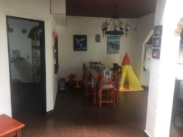 CASA QUINTA CON PISCINA , FONDO PARQUIZADO, PARRILLA, SAUNA