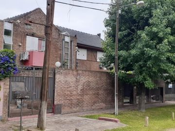 CASA QUINTA CON PISCINA , FONDO PARQUIZADO, PARRILLA, SAUNA