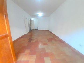 MONOAMBIENTE MUY LUMINOSO CON BALCON EN BALVANERA