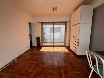 BARRIO NORTE -Lindo monoambiente con cocina independiente, baño completo y dos balcones.
