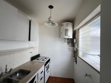 BARRIO NORTE -Lindo monoambiente con cocina independiente, baño completo y dos balcones.